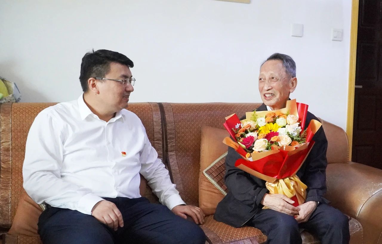 長(zhǎng)沙礦冶院開(kāi)展“七一”走訪慰問(wèn)活動(dòng)