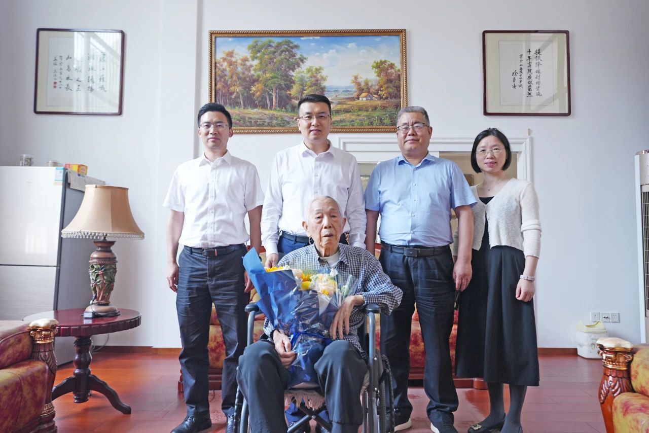 長(zhǎng)沙礦冶院黨委開(kāi)展"七一"走訪慰問(wèn)